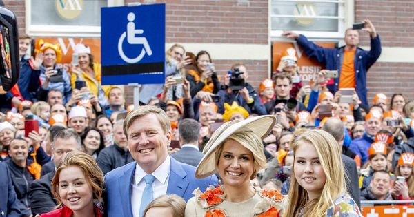 Foto: Lo reyes de Holanda y sus hijas en el Día del Rey. (Getty)
