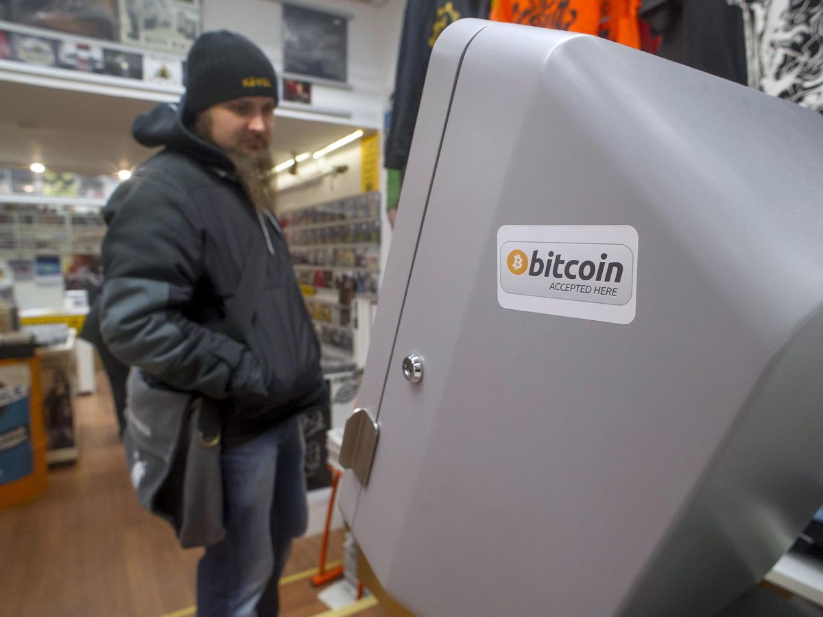 Foto: Imagen de un cajero automático que dispensa bitcoins en un comercio en Helsinki (Finlandia). Foto: EFE