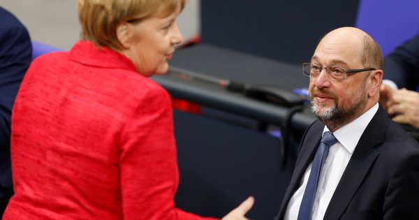 Foto: Angela Merkel habla con Martin Schulz en una reunión del Bundestag, el pasado 21 de noviembre de 2017. (Reuters)