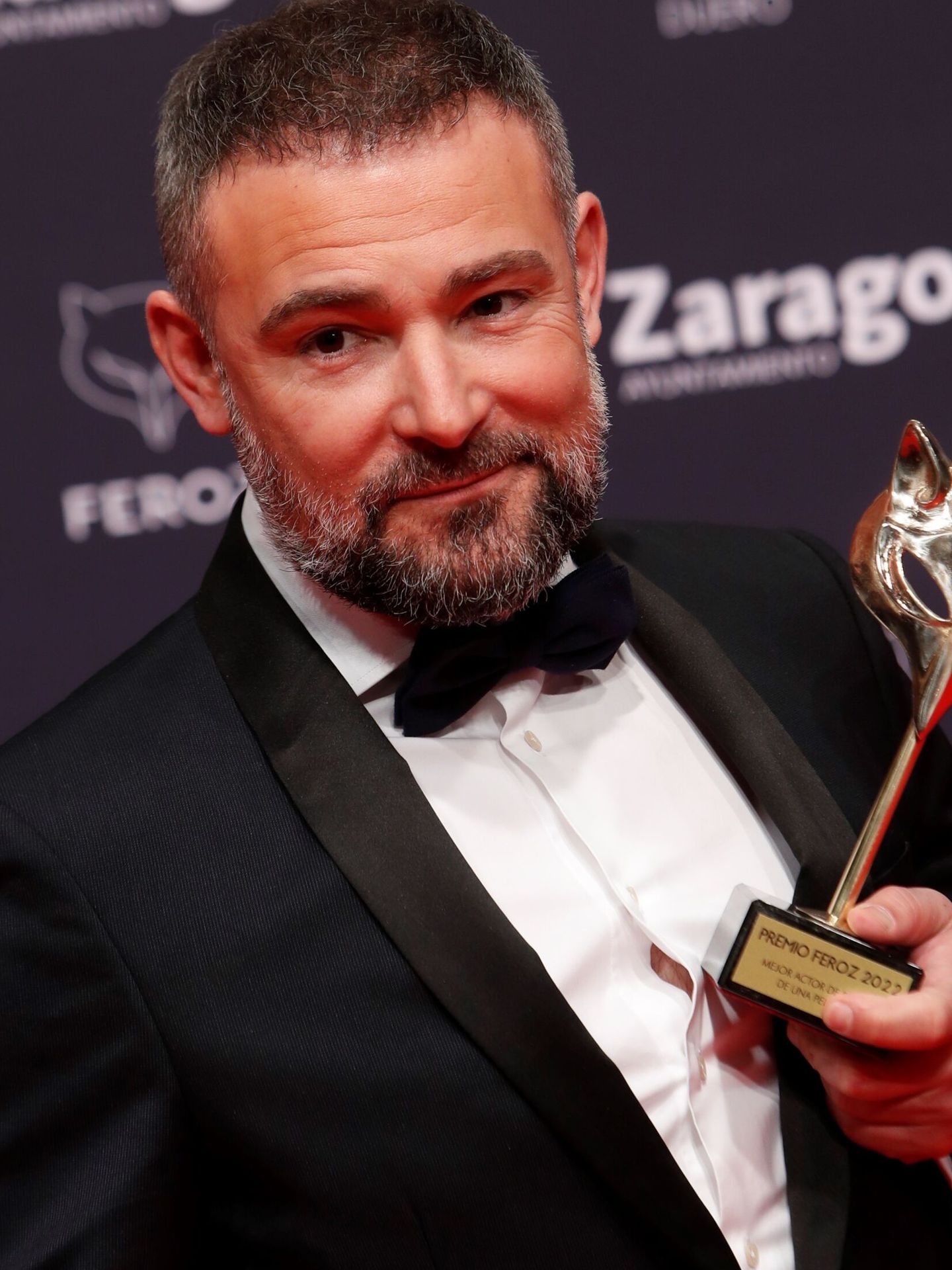 El actor Urko Olazábal posa con el premio al mejor actor de reparto de una película por 'Maixabel' en los Premios Feroz 2022. (EFE)