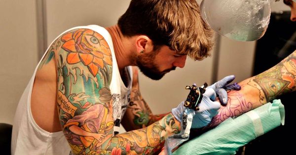 Foto: Álvaro Quesada tatúa un brazo en su estudio de Madrid.