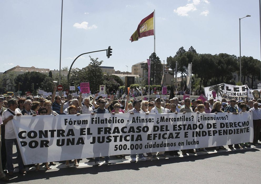 Foto: Manifestación de los afectados por la estafa de Fórum Filatélico. (EFE)