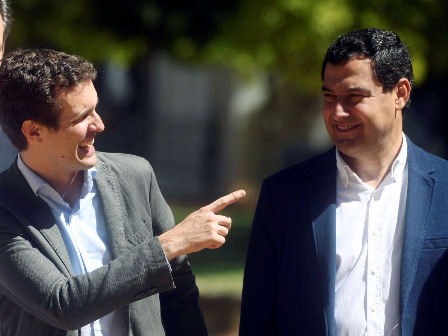 El presidente del PP, Pablo Casado, visita Córdoba acompañado del presidente del PP en Andalucía, Juanma Moreno. (EFE)
