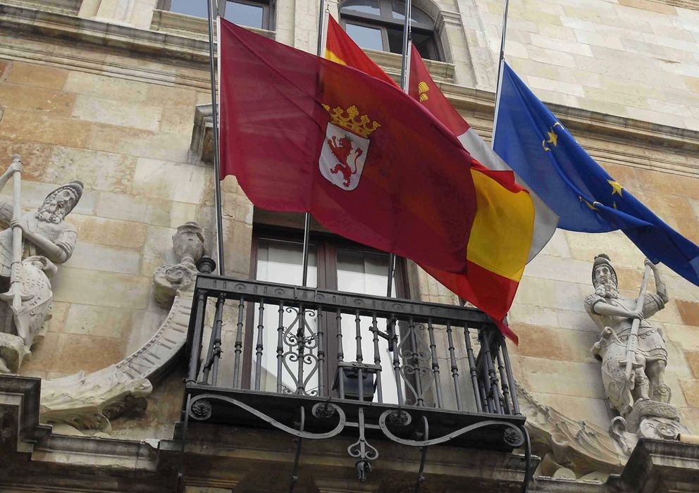 Foto: Banderas a media asta en memoria de la presidenta de la Diputación de León. (Efe)