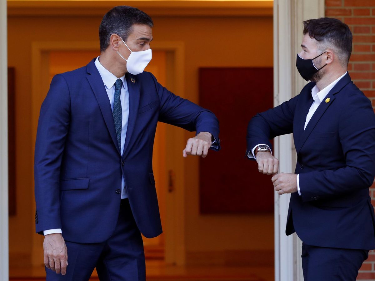 Foto: El presidente del Gobierno, Pedro Sánchez, recibe al portavoz de ERC, Gabriel Rufián (d), este jueves en el Palacio en La Moncloa. (EFE)