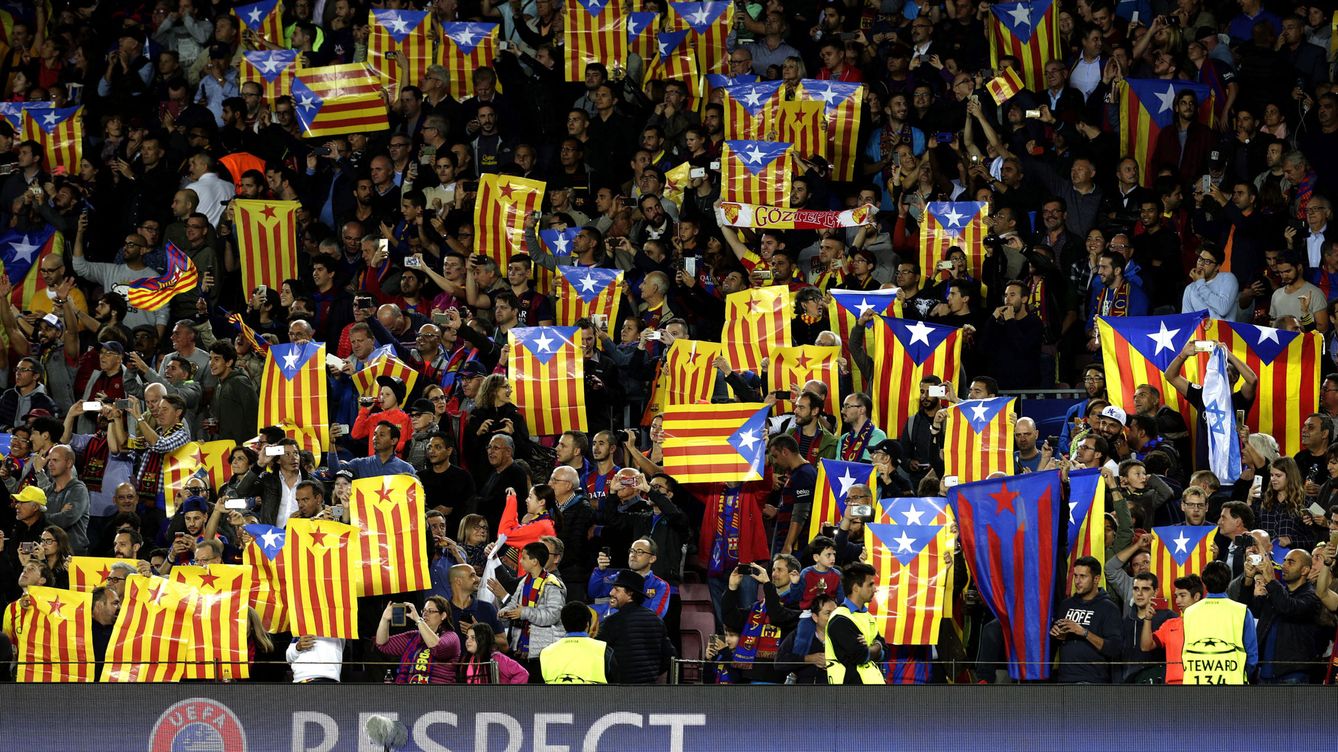 Foto: Las esteladas llenan la grada del Camp Nou durante un partido del FC Barcelona. (EFE)