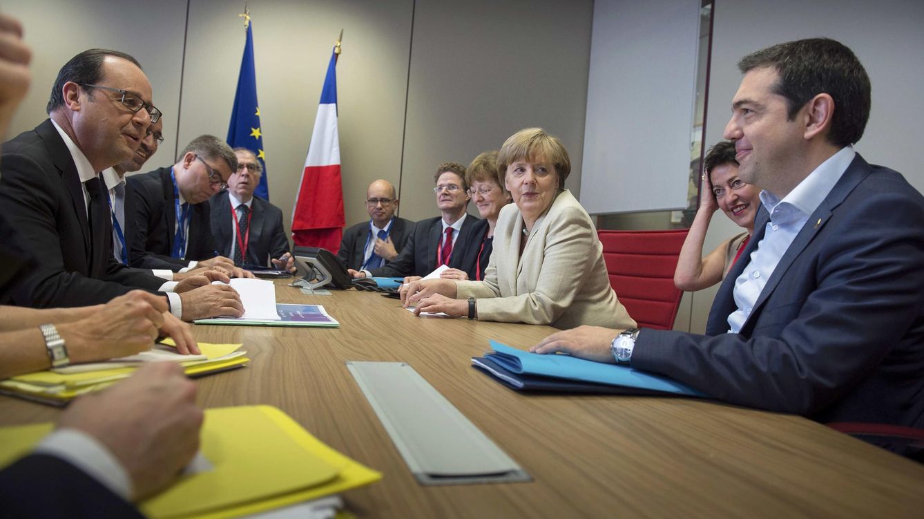 Tsipras, junto a Hollande y Merkel tras una reunión del Eurogrupo. (Reuters)