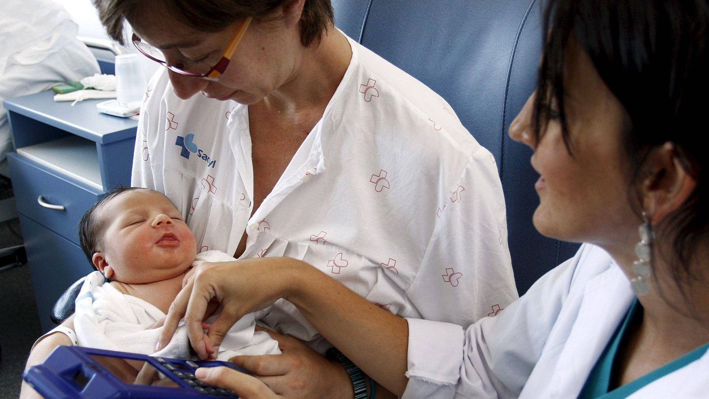 Una matrona toma la huella dactilar de un recién nacido. (EFE)