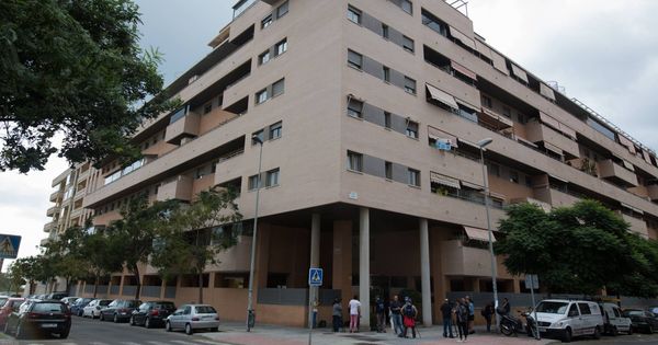 Foto: Vista general del edificio de Málaga capital donde esta mañana han fallecido una niña de 6 años y un hombre de 50 