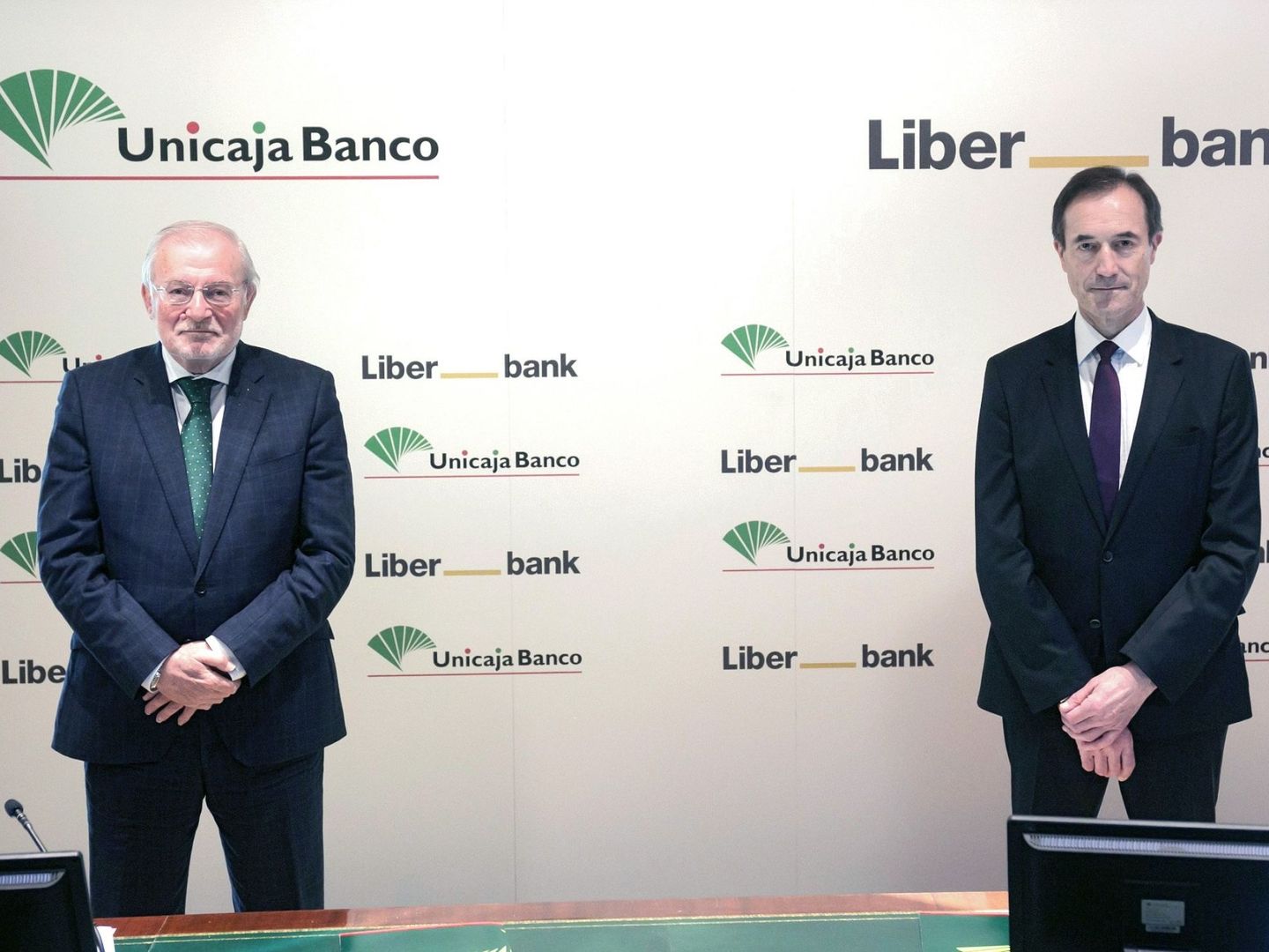El presidente de Unicaja Banco, Manuel Azuaga (i), junto con el consejero delegado, Manuel Menéndez (d). (EFE)