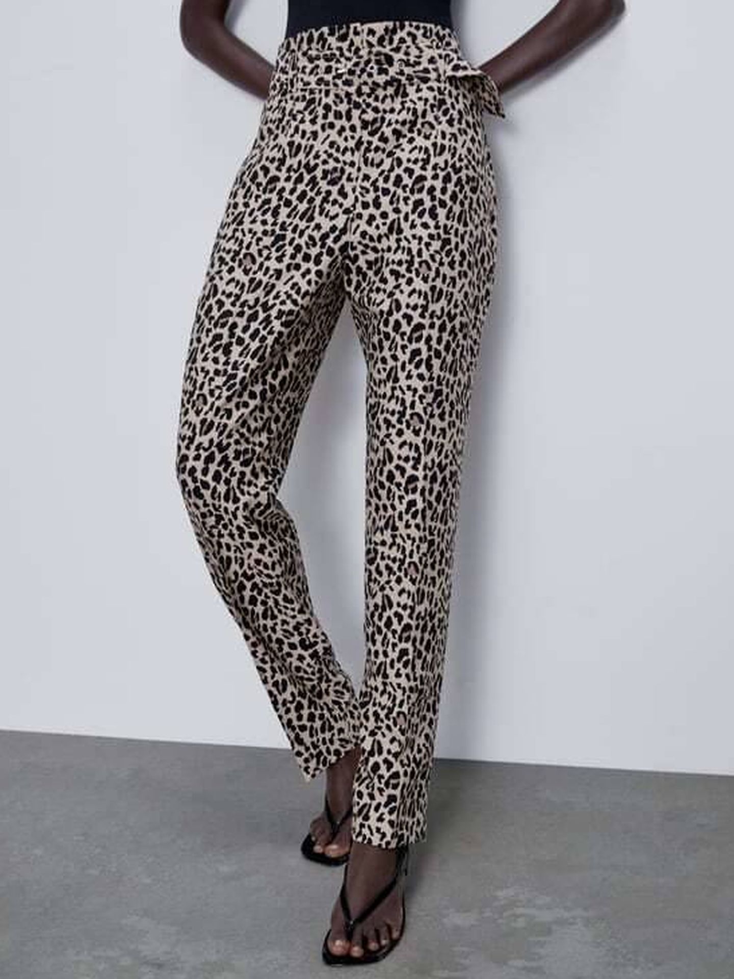 Pantalones de leopardo de Zara. (Cortesía)