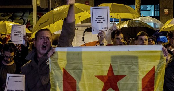 Foto: Miembros de los CDR protestan frente a la sede de Esquerra. (EFE)