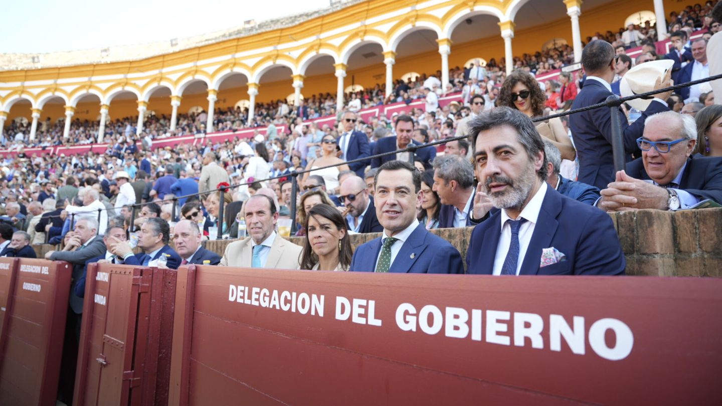 Juanma Moreno y Juan del Val disfrutan de la tarde de toros en Sevilla. (Europa Press/Joaquín Corchero)
