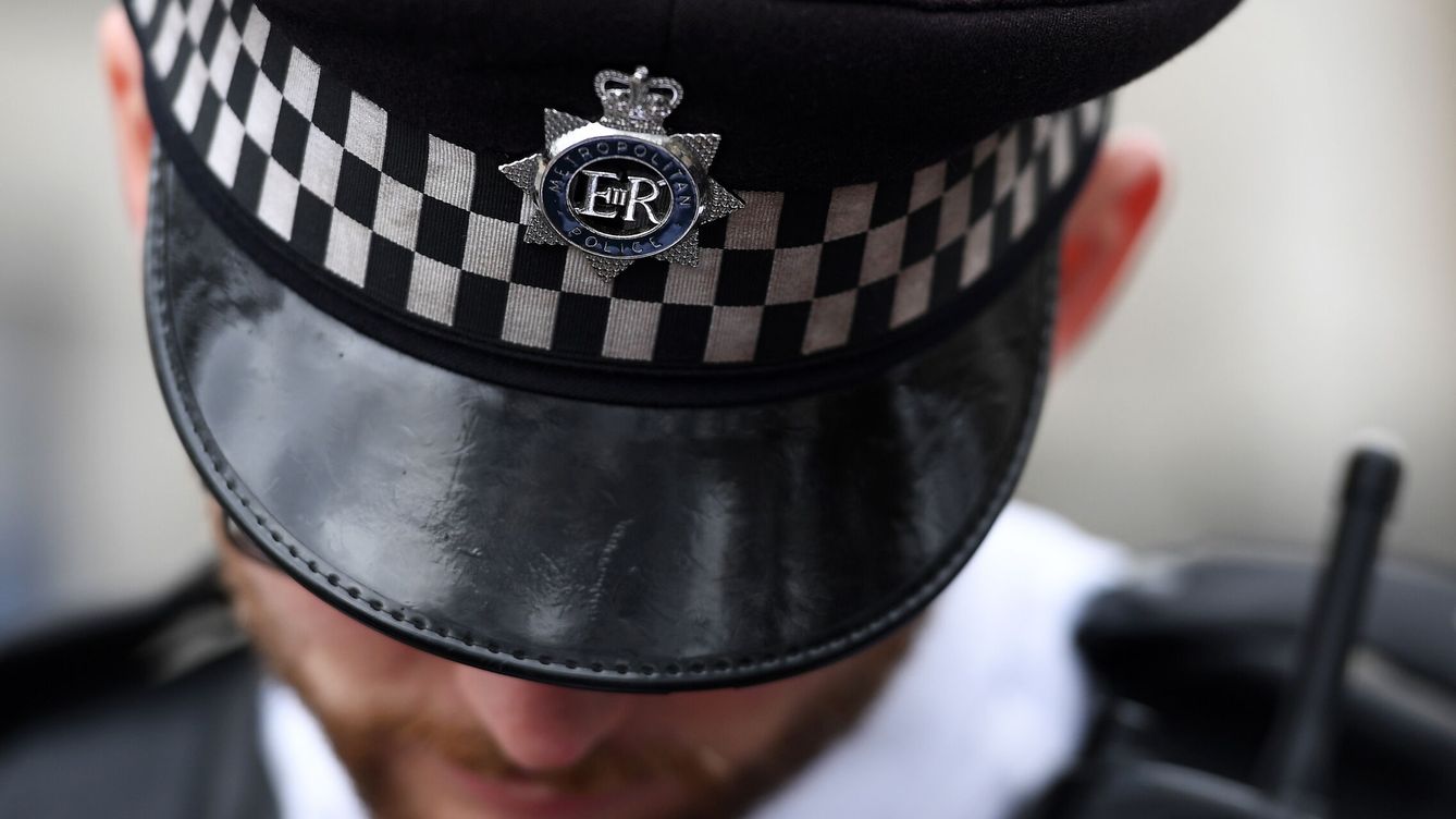 Foto: Un agente de la Policía Metropolitana, frente a New Scotland Yard, en Londres. (EFE/Andy Rain)