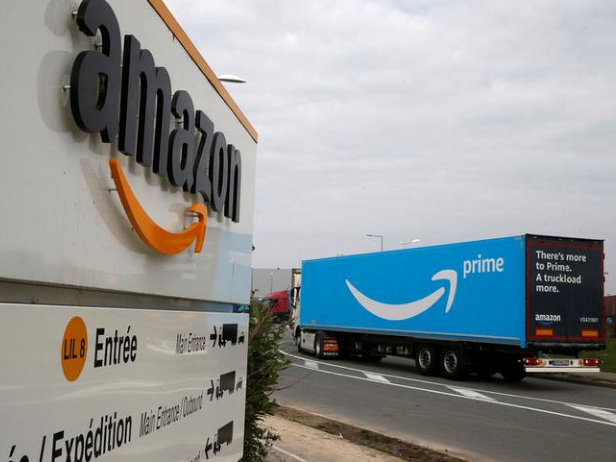 Foto: Un camión con el logotipo de Amazon Prime llega a un centro logístico de Amazon. (Reuters/Pascal Rossignol)
