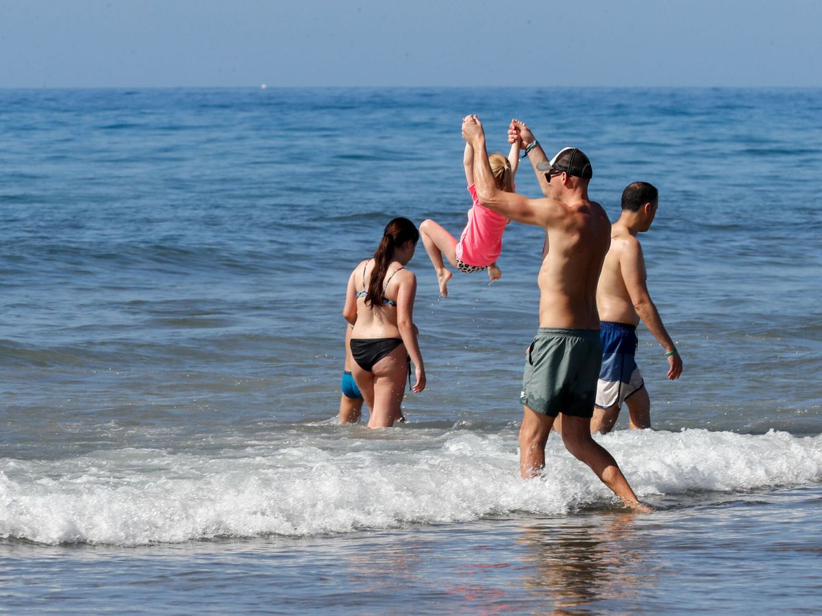 Foto: Varios turistas en la playa de Maspalomas. (EFE/Elvira Urquijo A.)