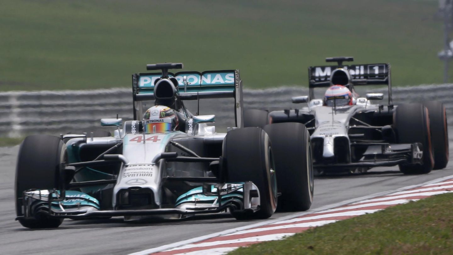Lewis Hamilton seguido de Jenson Button a la entrada del 'pitlane'.