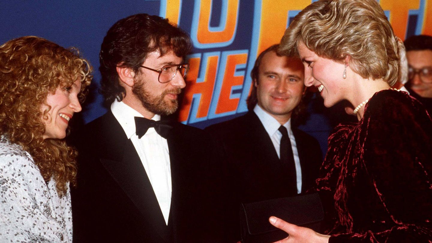 Diana, con Spielberg, su mujer y Phil Collins. (Getty)