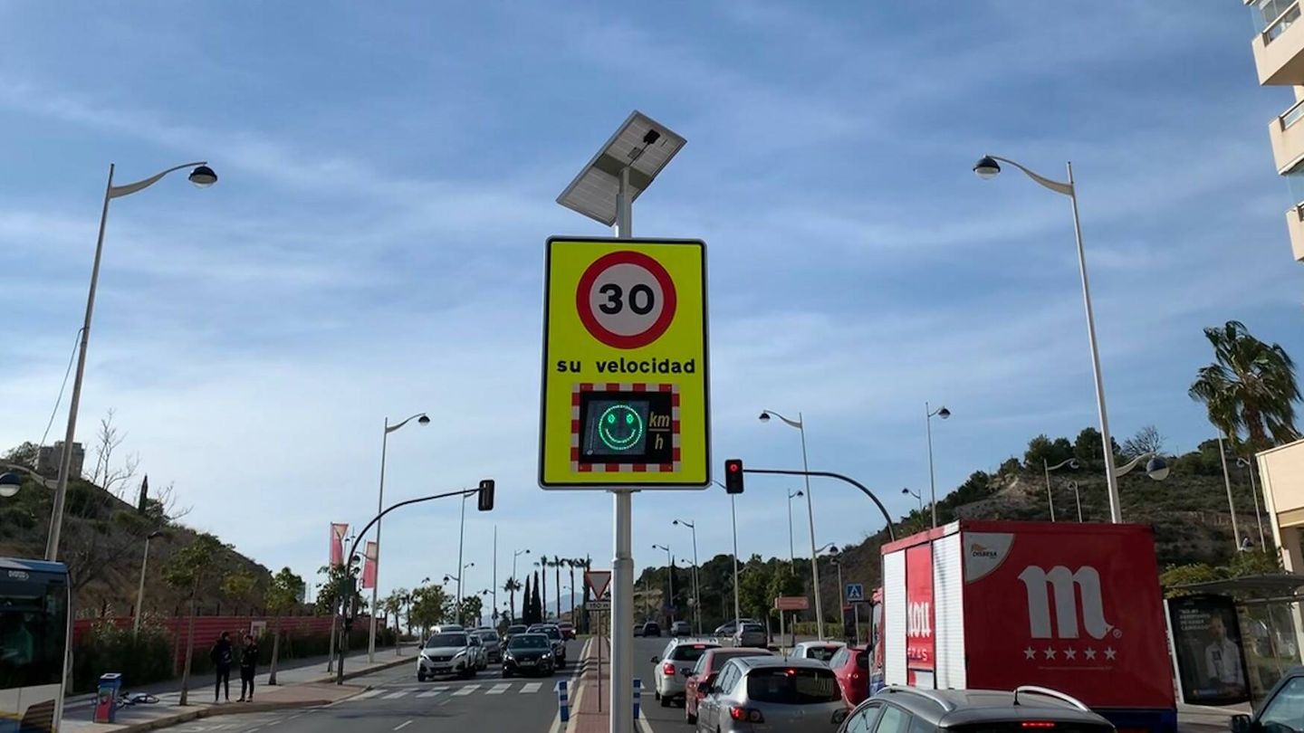 Vista de unos los semáforos que con un emoticono indica si el coche circula dentro de los límites permitidos. (Cedida)