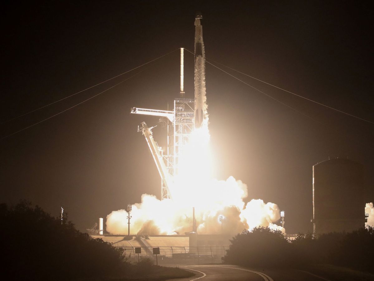 Foto: Despega la octava misión comercial tripulada de la NASA y SpaceX a la EEI. (Reuters/Joe Skipper)