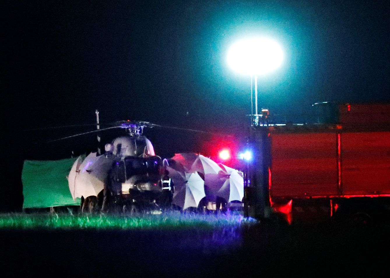 El helicóptero que transportaba a los últimos evacuados de la cueva de Tham Luang aterriza en un aeropuerto militar en Chiang Rai, el 10 de julio de 2018. (Reuters)