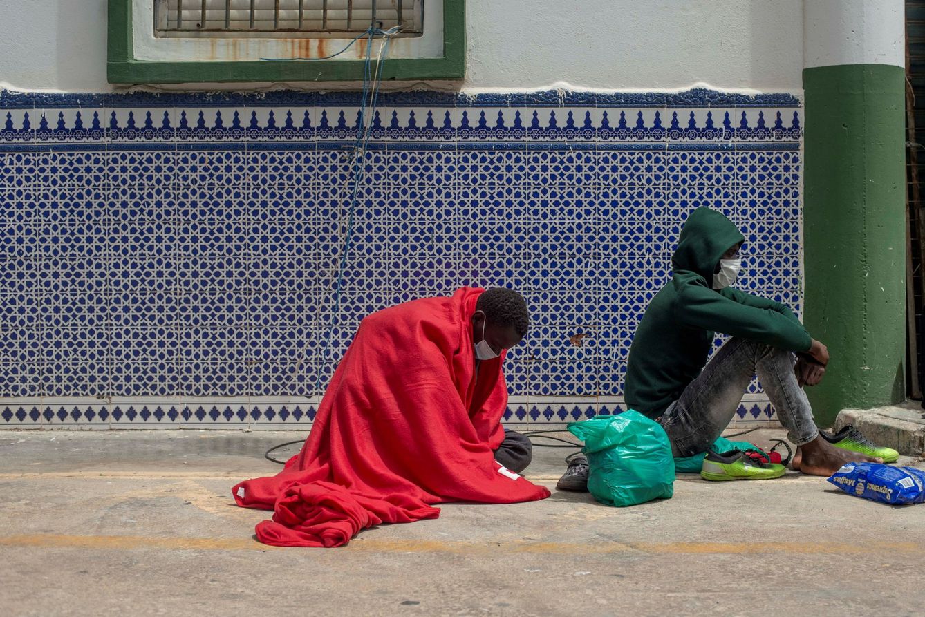 Dos migrantes en las calles de Ceuta. (EFE)