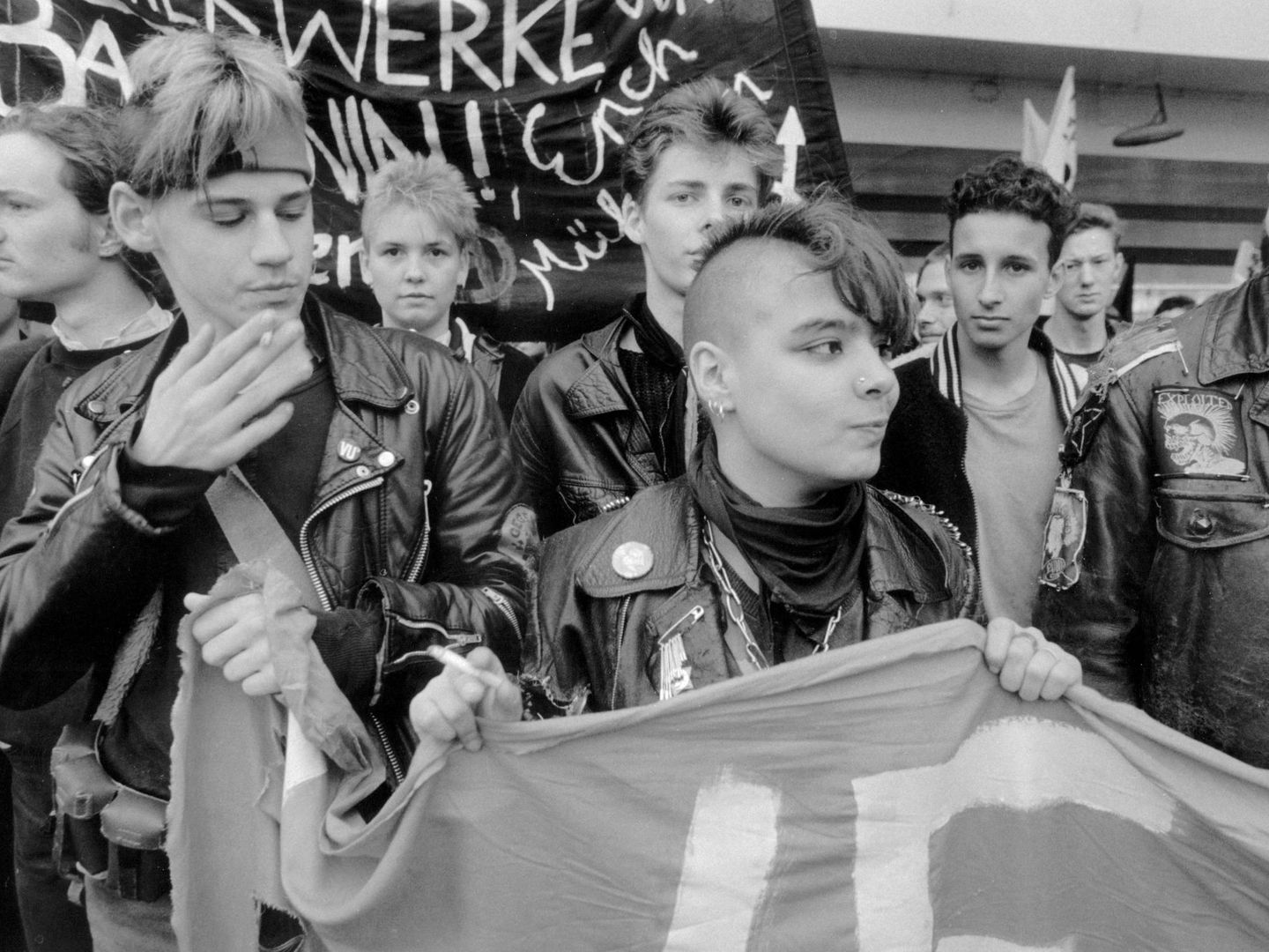Jóvenes punks se manifiestan en Alemania Oriental el 4 de noviembre de 1989, apenas cinco días antes de la caída del Muro. (ZB/Cordon Press)