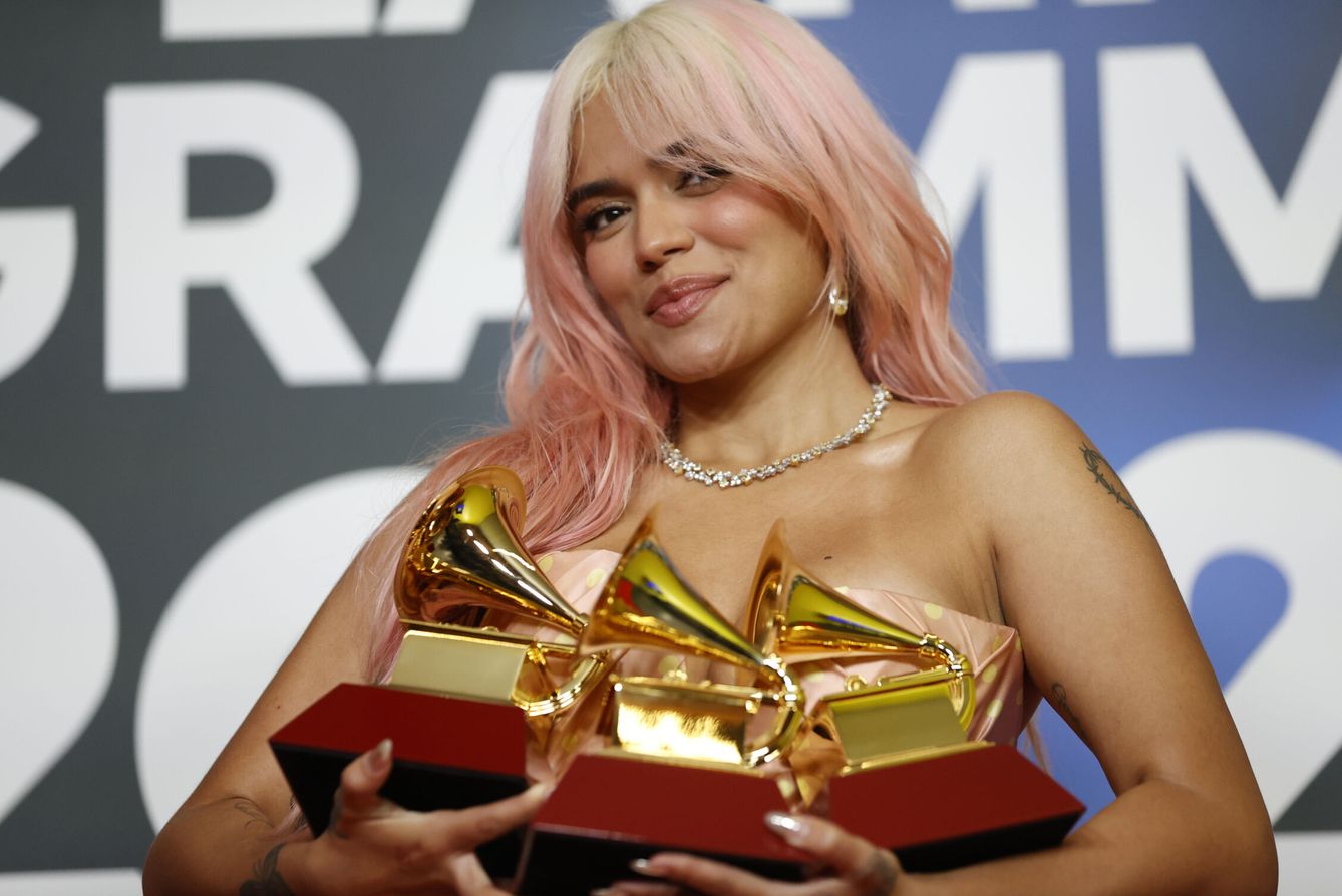 La cantante colombiana Karol G posa con los tres premios conseguidos durante la gala anual de los Latin Grammy celebrada en Sevilla. (EFE/José Manuel Vidal) 