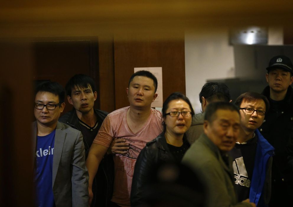 Foto: Familiares de los pasajeros del vuelo MH370 reaccionan tras escuchar la rueda de prensa en Pekín (Reuters). 