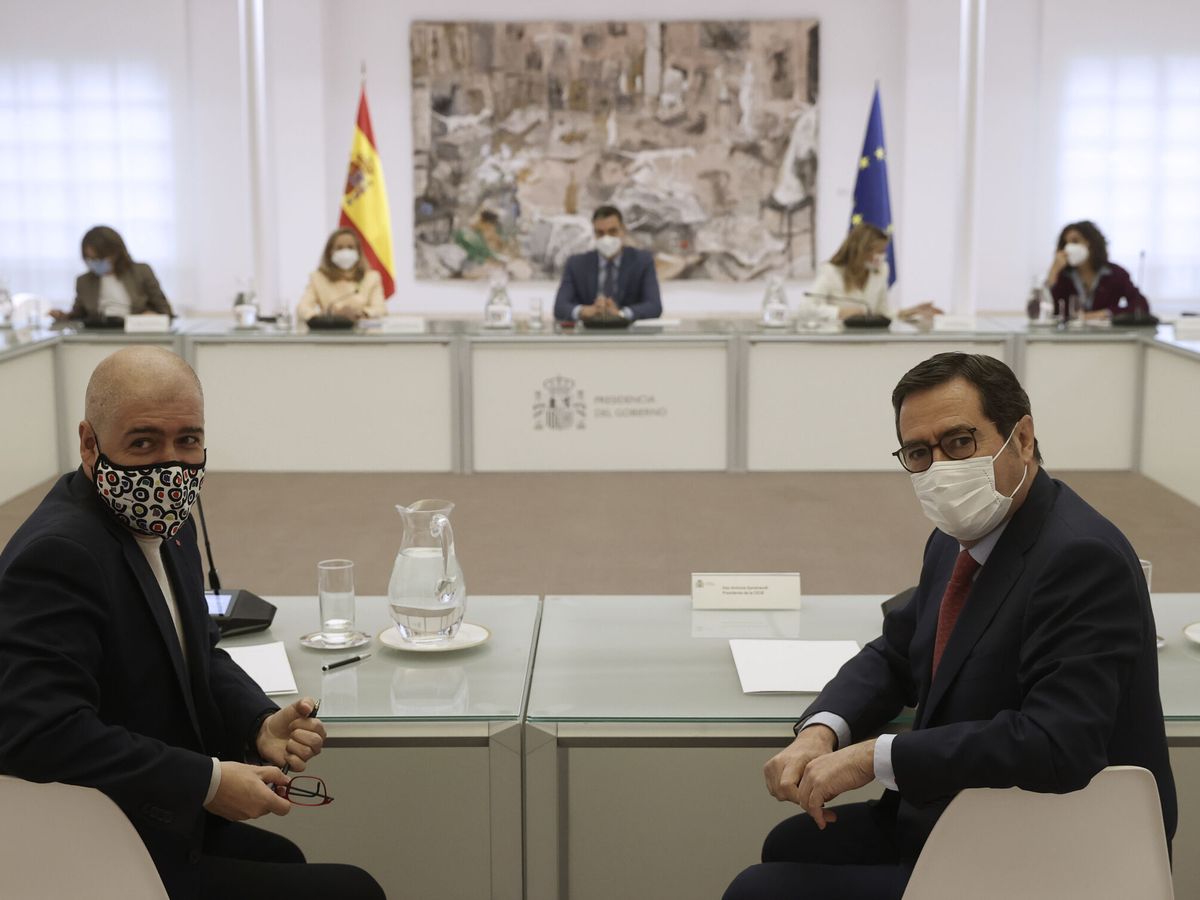 Foto: El secretario general de CCOO, Unai Sordo (i), y el presidente de la CEOE. Antonio Garamendi. (Emilio Naranjo/EFE)