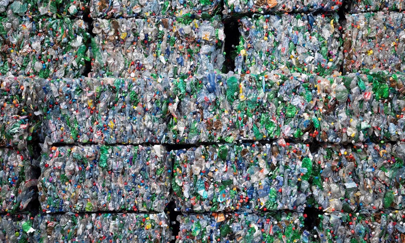 Envases de plástico seleccionados, prensados y listos para reciclar (EFE/G.Ehrenzeller)