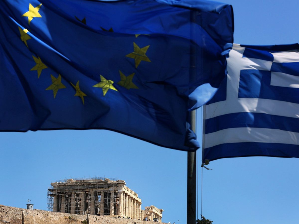 Foto: La bandera griega ondea junto a la europea. (EFE)