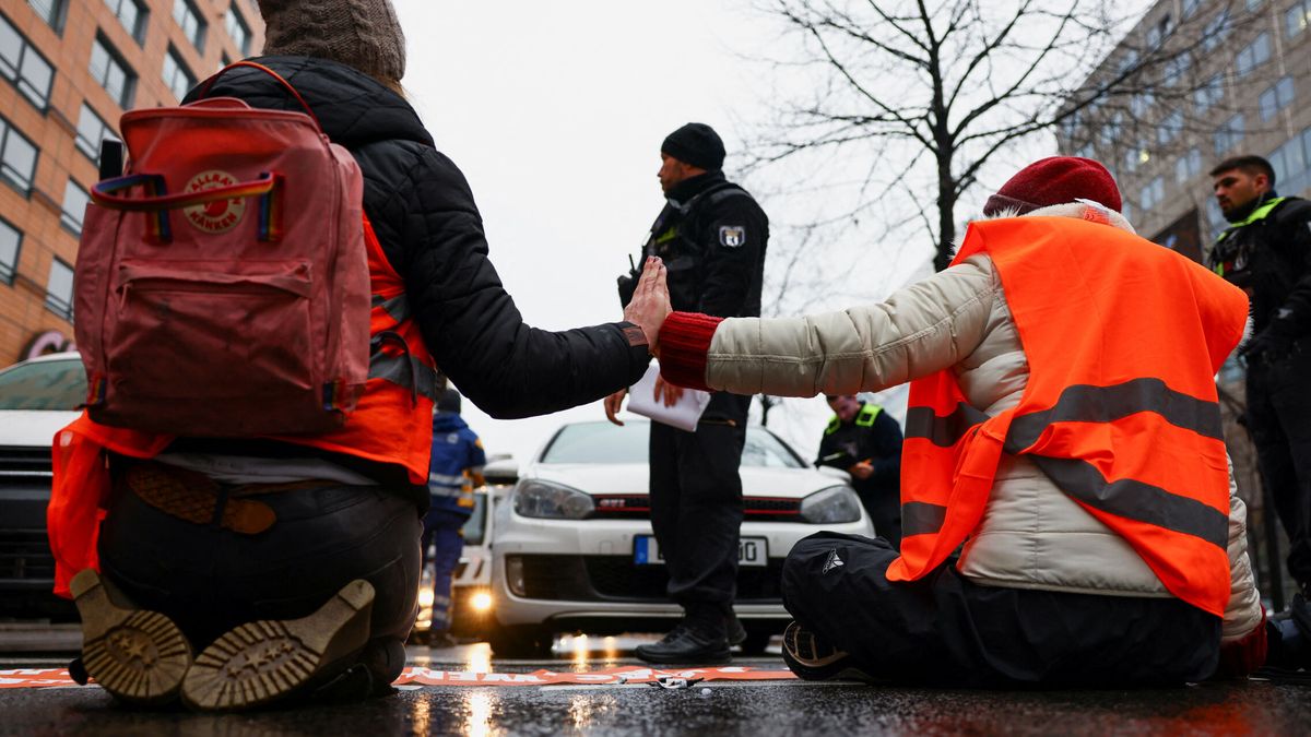 Activistas climáticos se pegan al asfalto para paralizar el tráfico en Berlín y Múnich