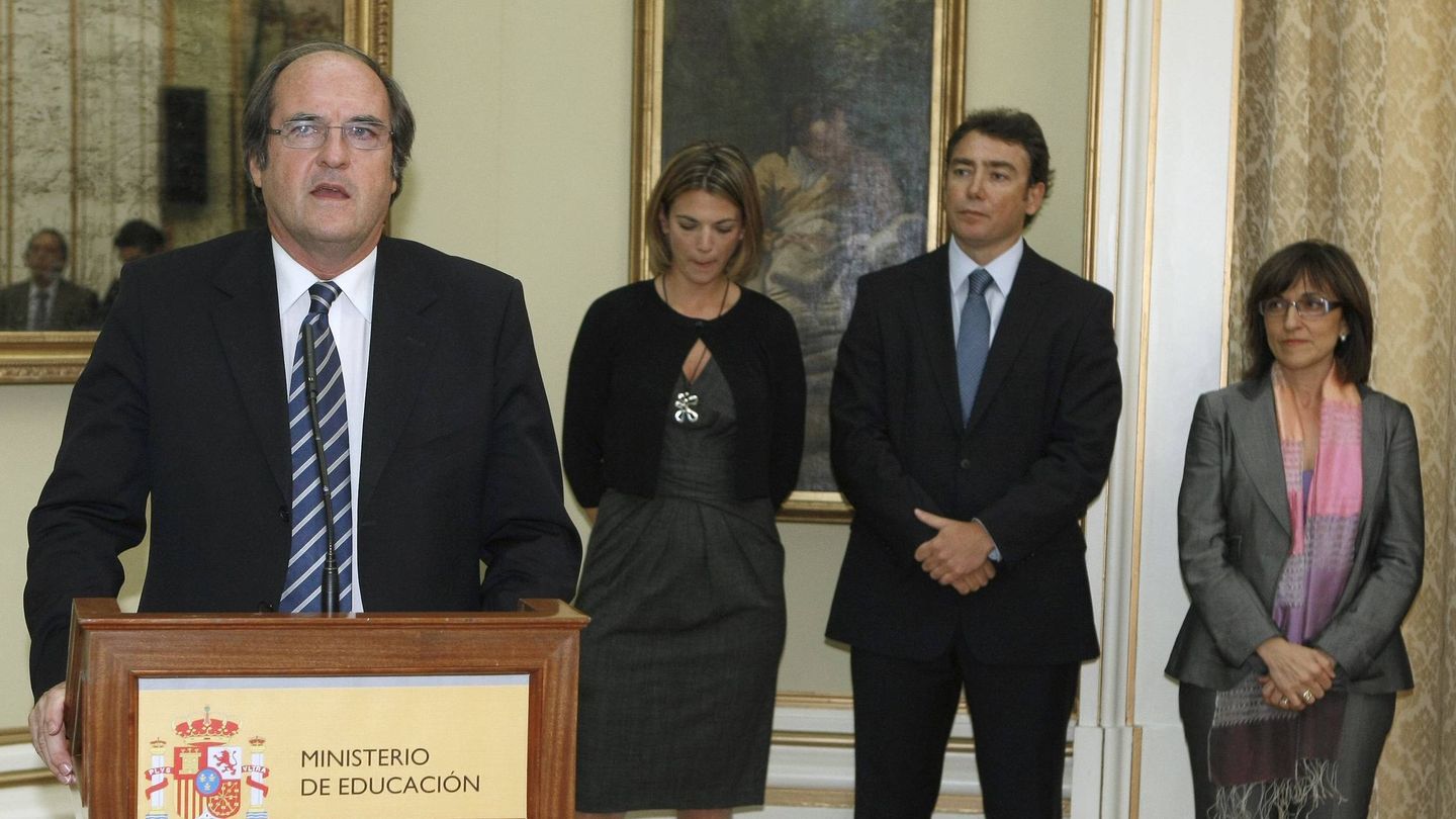 Ángel Gabilondo, junto a Isabel Aymerich, jefa de Gabinete del entonces ministro. (EFE)