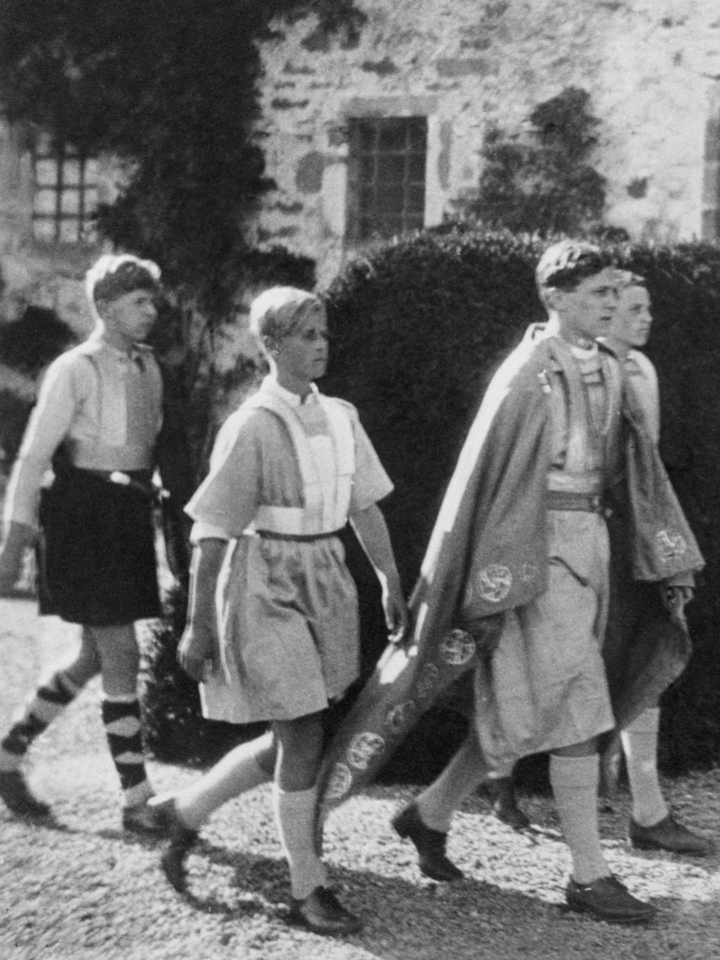 El príncipe Felipe, segundo por la izquierda, en 1935. (Cordon Press)