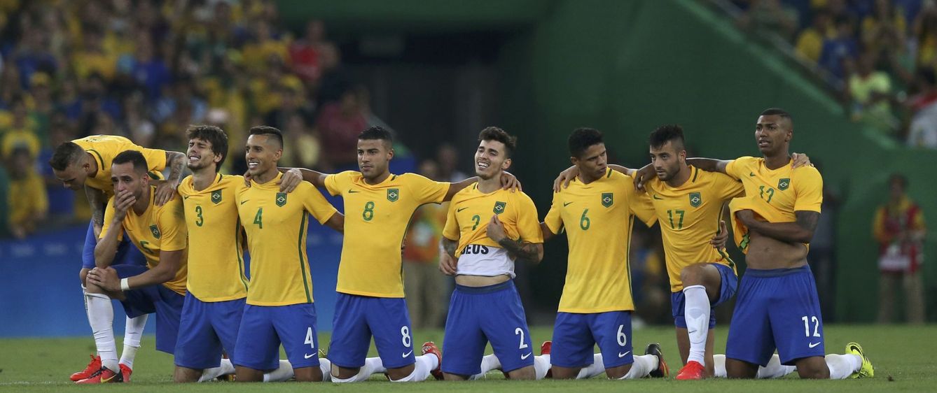 Jugadores de Brasil rezan durante la agónica tanda de penaltis (Reuters)