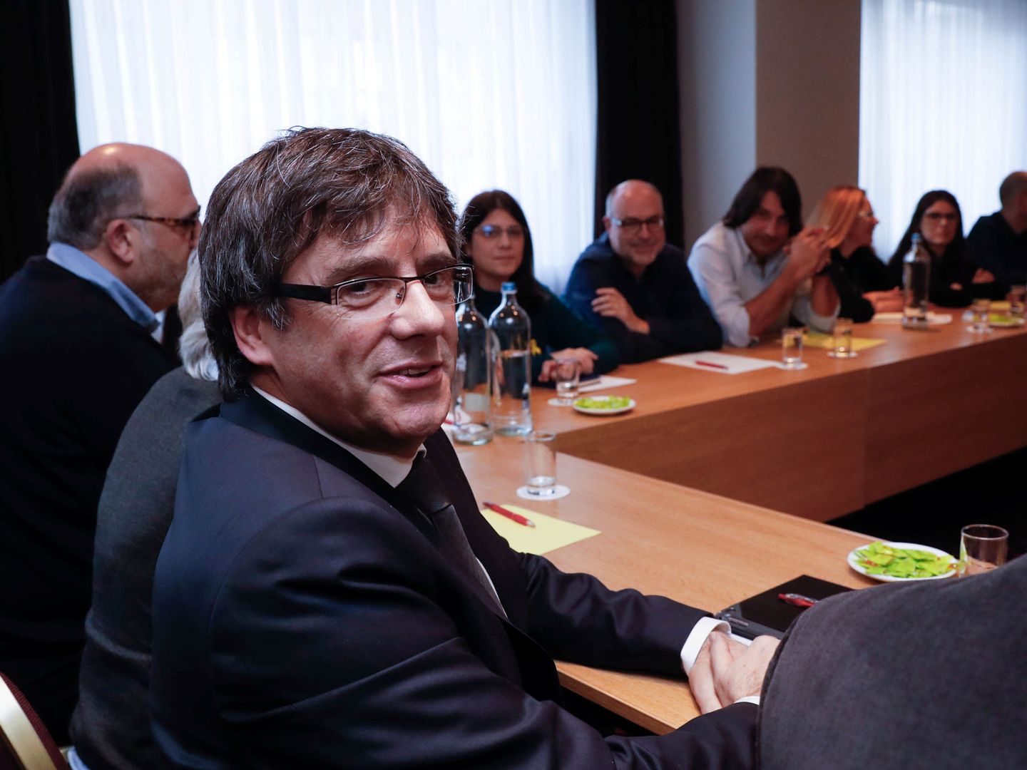 El 'expresident' Carles Puigdemont durante una reunión en Bruselas con diputados catalanes. (Reuters)