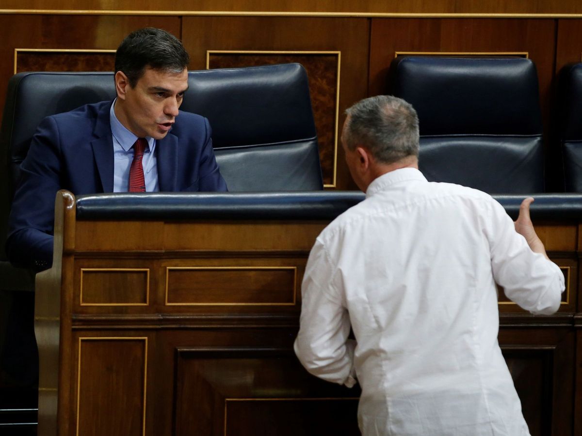 Foto: Joan Baldoví, de espaldas, habla con el presidente del Gobierno, Pedro Sánchez. (EFE)