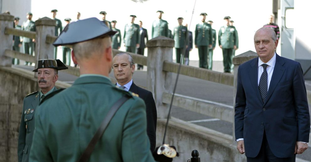Fernández Díaz (d), a su llegada a la Comandancia de la Guardia Civil de la Salve en Bilbao. (EFE)