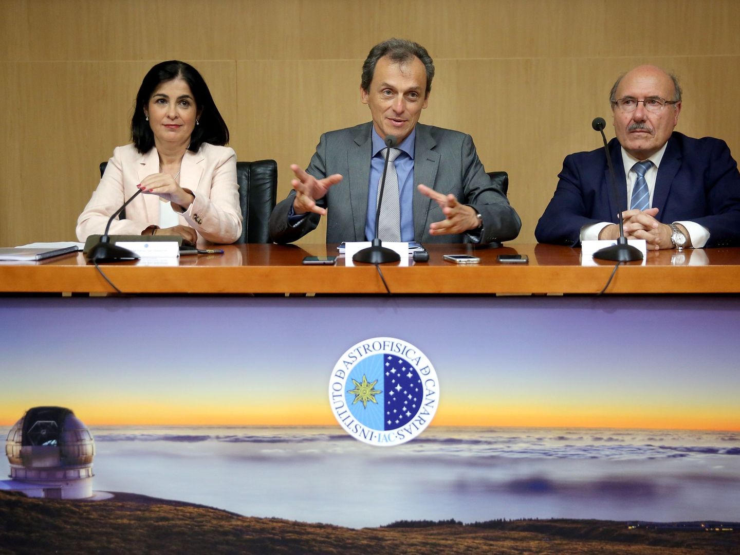 Pedro Duque junto a la consejera de Conocimiento del Gobierno de Canarias, Carolina Darias, y el director del IAC, Rafael Rebolo. (EFE)