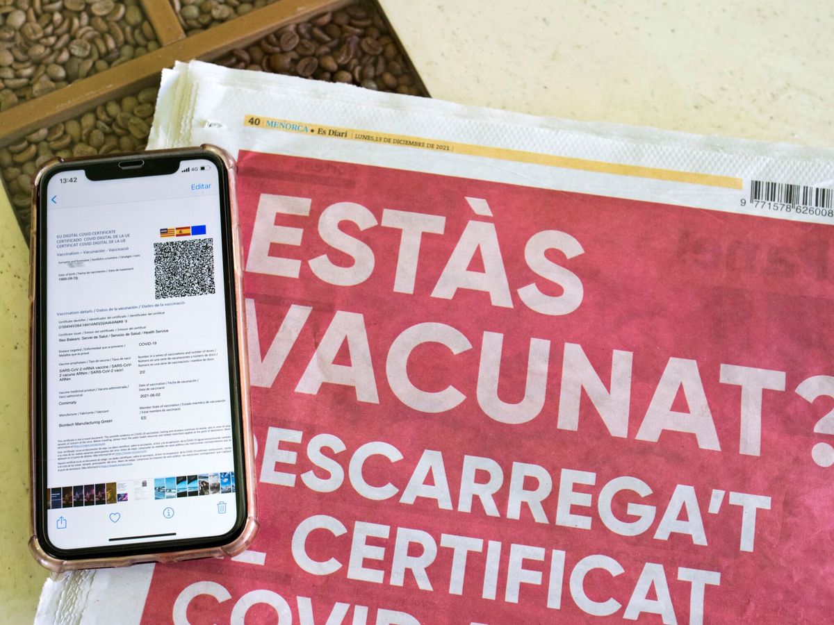 Foto: Detalle de un certificado covid en un 'smartphone'. (EFE/David Arquimbau Sintes)