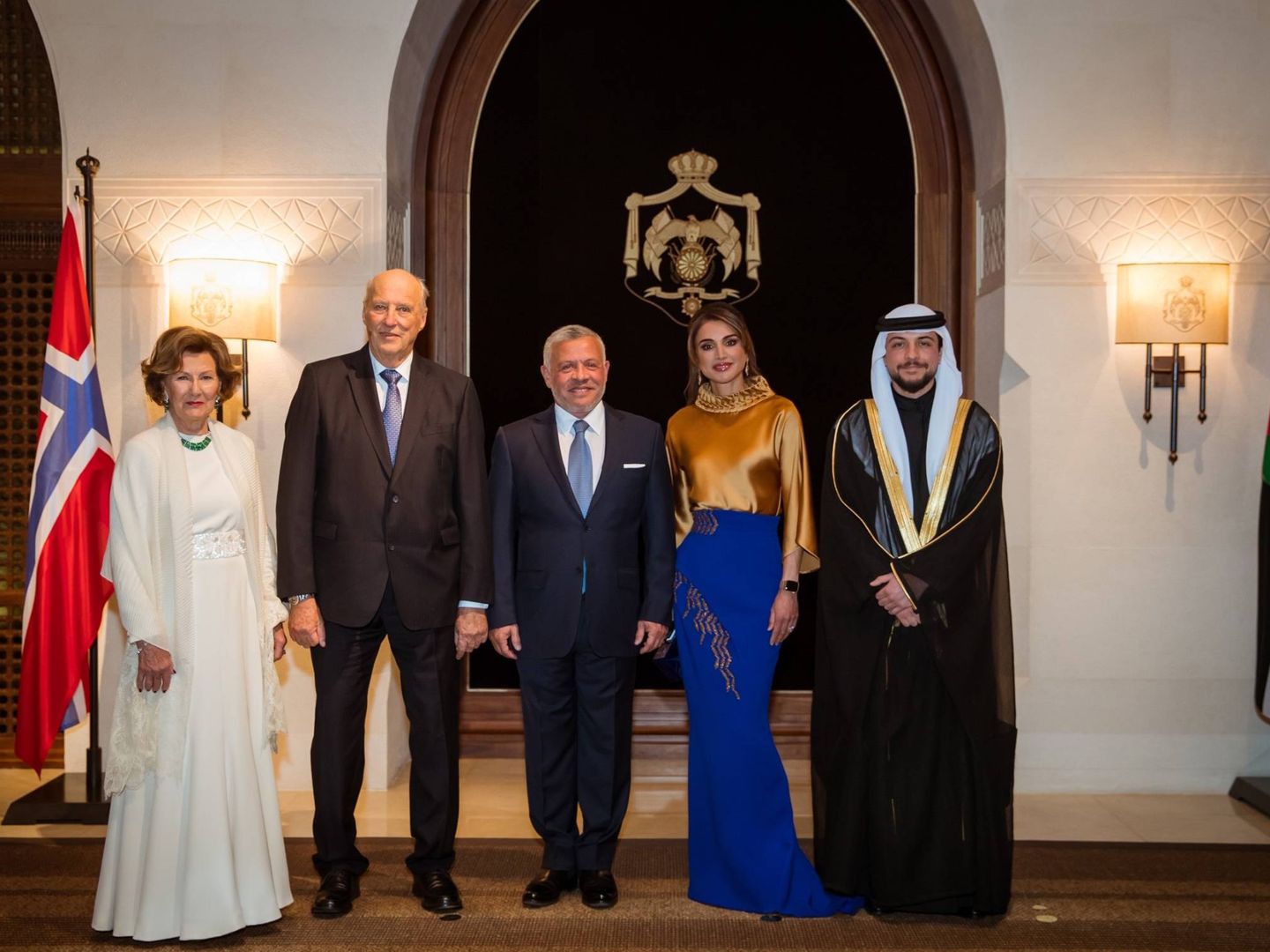 Los reyes jordanos y el príncipe Hussein, con traje tradicional, junto a los reyes noruegos. (Corte Hachemita)