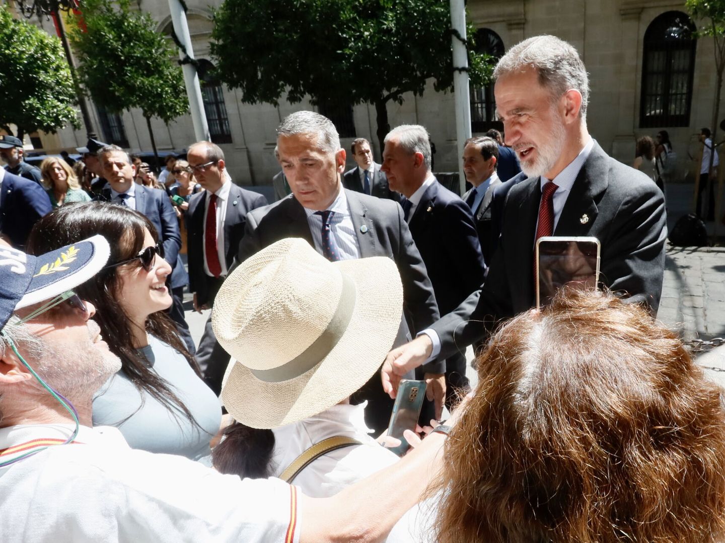 Felipe VI saluda a varias personas a su llegada al acto donde ha recibido el IX Premio contra el Terrorismo Alberto Jiménez-Becerril. (EFE)