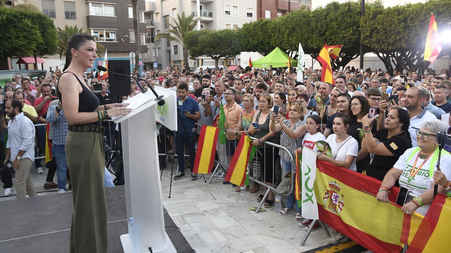 La candidata de Vox por la Junta de Andalucía, Macarena Olona, pronuncia un discurso durante un acto electoral de la formación en El Ejido. (EFE/Carlos Barba)