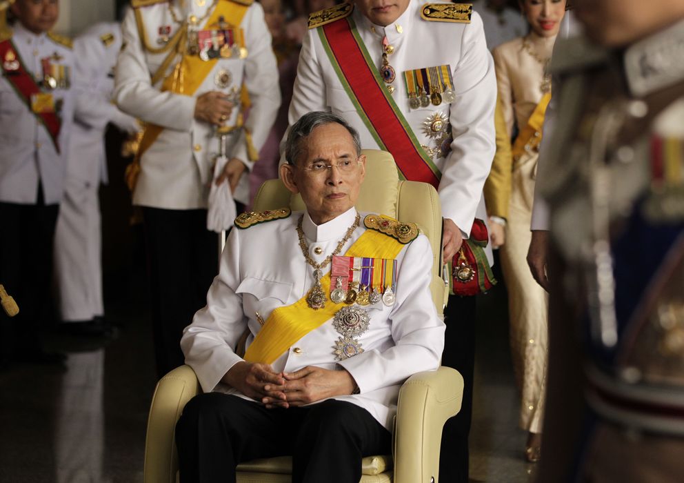 Foto: El rey Bhumibol Adulyadej, en el Gran Palacio de Bangkok (Reuters)