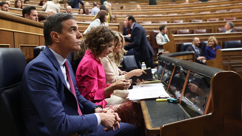 Foto de Moncloa asume la defensa de su mujer y el PP exige que se lo pague ella, no el conjunto de españoles