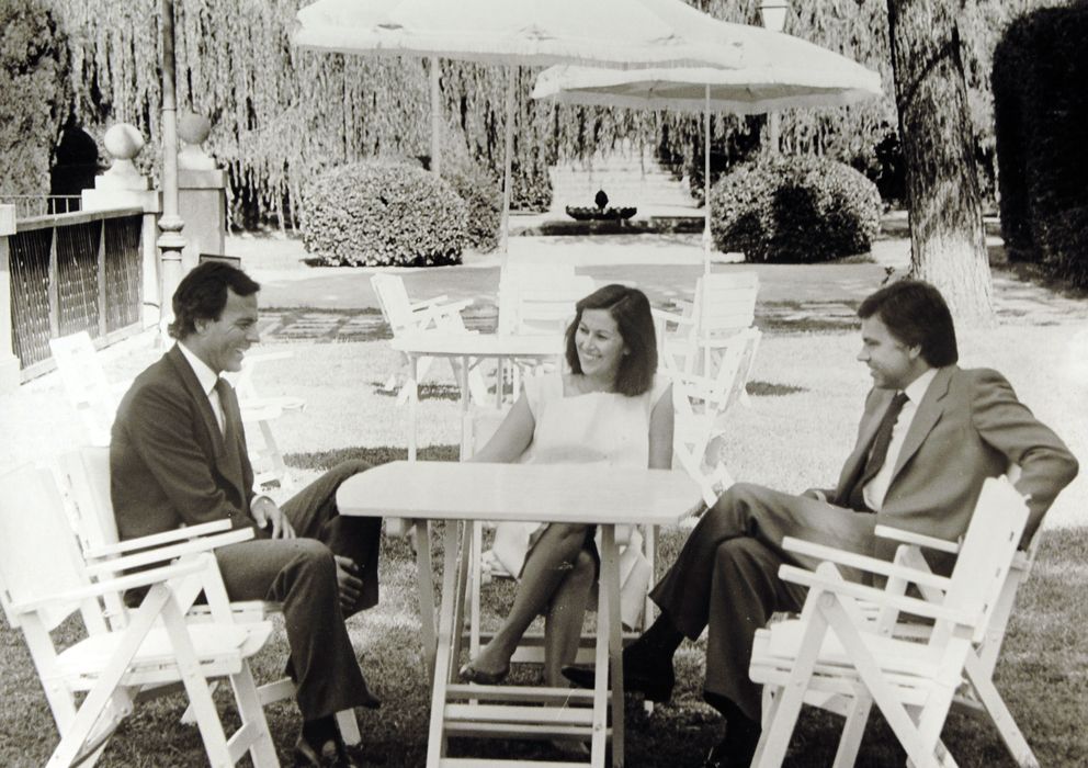 Foto: Julio Iglesias, Carmen Romero y Felipe González en Moncloa en 1983 (EFE)