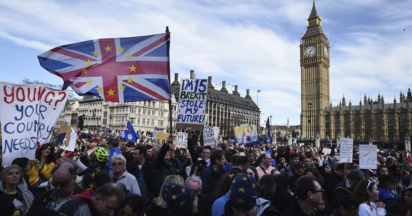 Foto: Miles de personas se movilizan contra el Brexit frente al Parlamento. (EFE)