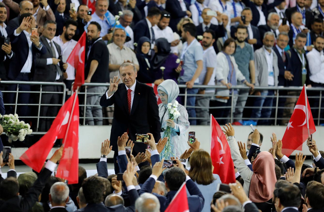 El presidente Erdogan y su mujer saludan a simpatizantes en un evento del AKP, en Ankara, el 24 de mayo. (Reuters) 