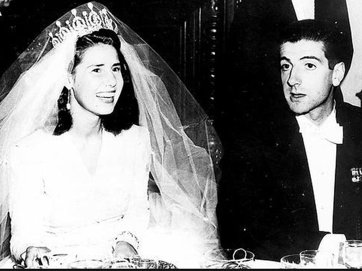 Foto: La duquesa de Alba y Luis Martínez de Irujo, el día de su boda. (EFE)